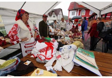 (foto: Andrei Posmoşanu) BUCATELE BUNICII. Principala atracţie a festivalului "Straiţa plină" e târgul de produse locale, de unde vizitatorii vor putea să-şi cumpere zacuscă, dulceţuri, brânză, pălincă, sarmale, slănină şi pită de casă